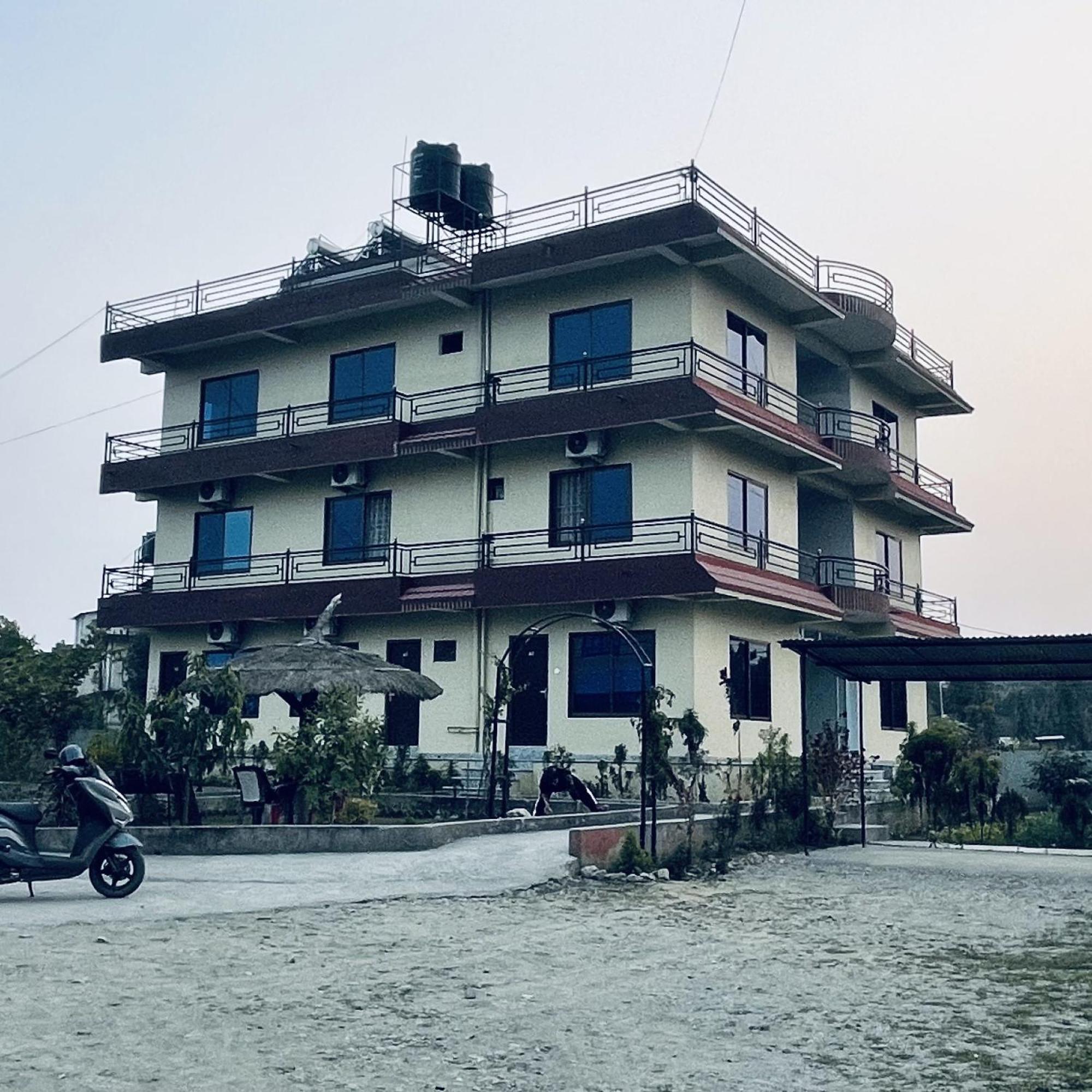 Hotel Typical Nepali Kitchen - No Pizza - No Pasta - No Problem !! Sauraha Exteriér fotografie