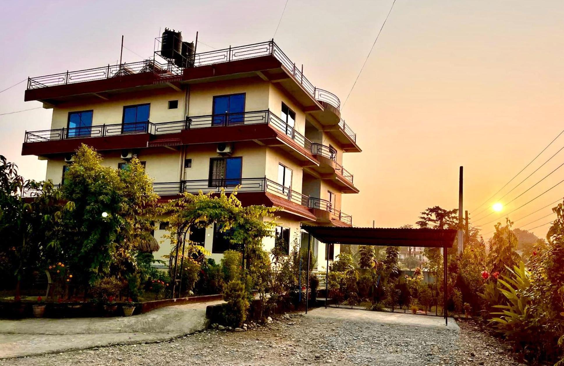 Hotel Typical Nepali Kitchen - No Pizza - No Pasta - No Problem !! Sauraha Exteriér fotografie